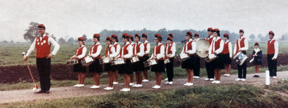 Drumfanfare Sint Brigda omstreeks 1970. Tambourmaitre is Ad Couwenberg.