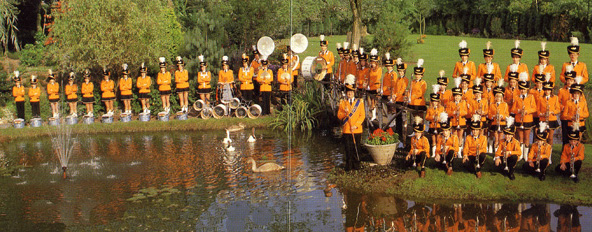 Omstreeks 1980 - Drumfanfare Sint Brigida in het oranje uniform.
